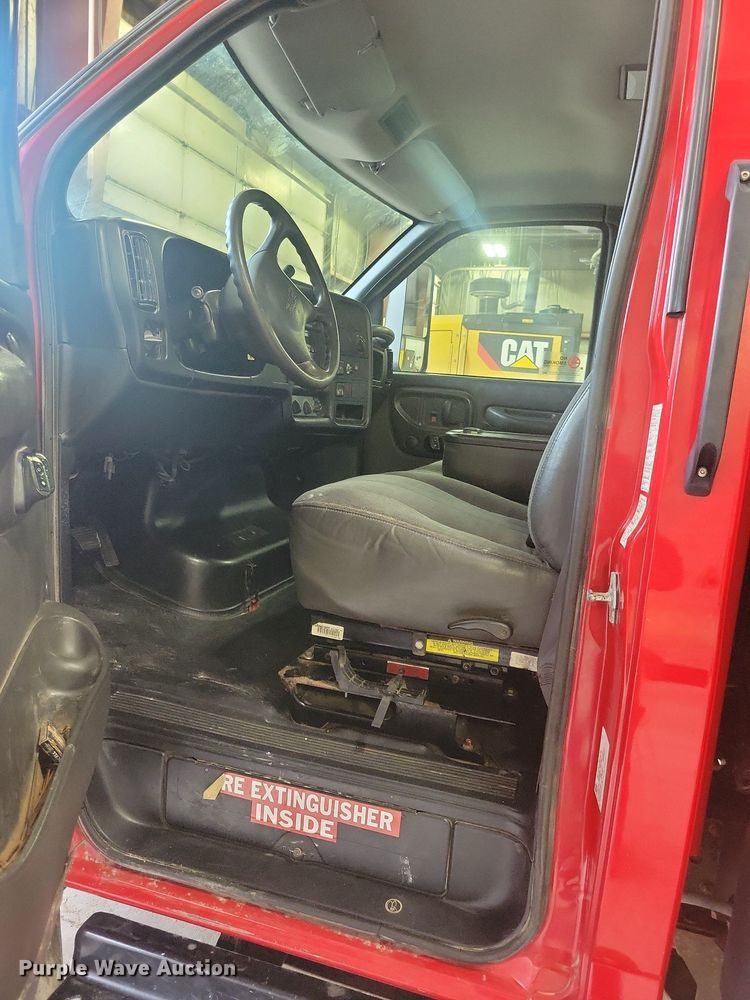 image for item IQ9805 2005 GMC C5500  utility / service truck