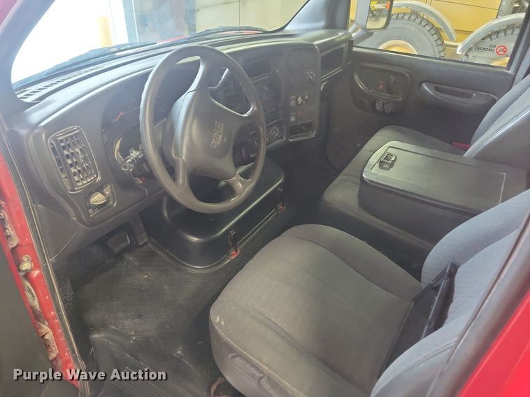 image for item IQ9805 2005 GMC C5500  utility / service truck