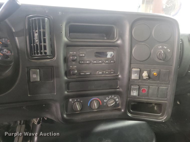 image for item IQ9805 2005 GMC C5500  utility / service truck