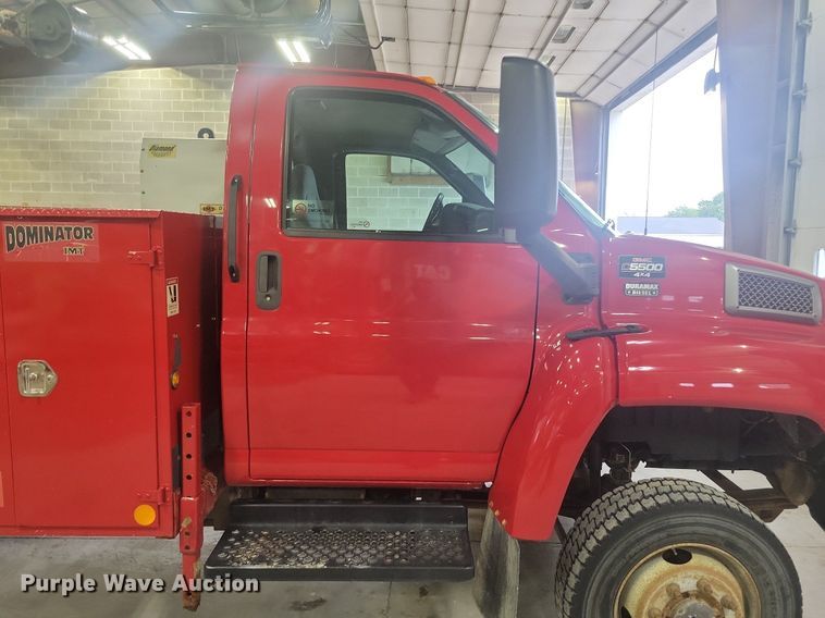 image for item IQ9805 2005 GMC C5500  utility / service truck