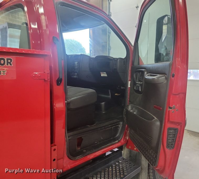 image for item IQ9805 2005 GMC C5500  utility / service truck