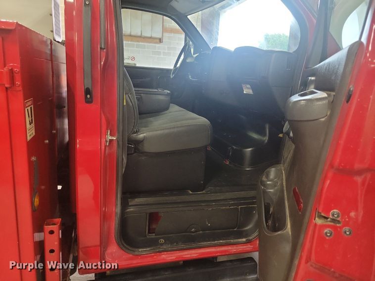 image for item IQ9805 2005 GMC C5500  utility / service truck