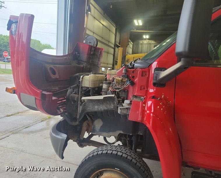 image for item IQ9805 2005 GMC C5500  utility / service truck