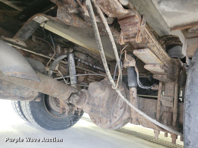 image for item IQ9805 2005 GMC C5500  utility / service truck