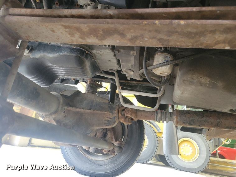 image for item IQ9805 2005 GMC C5500  utility / service truck