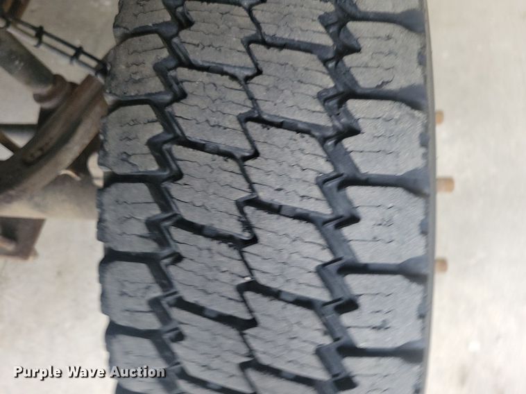 image for item IQ9805 2005 GMC C5500  utility / service truck