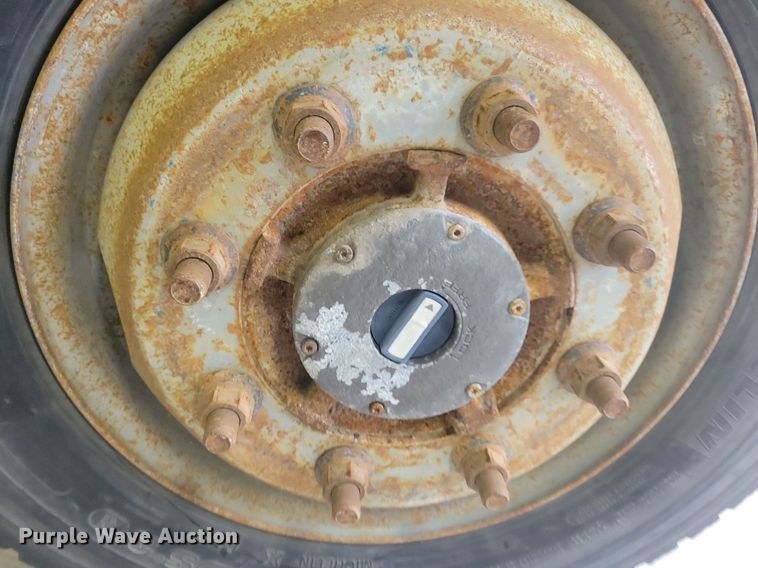 image for item IQ9805 2005 GMC C5500  utility / service truck