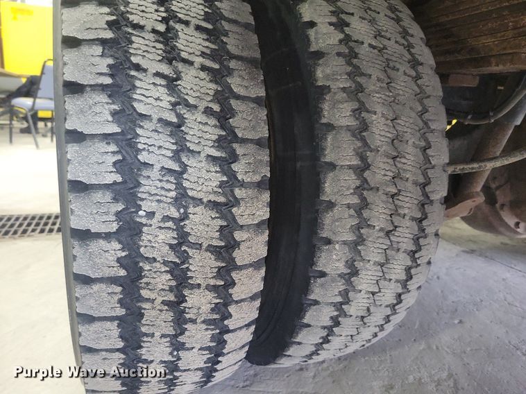 image for item IQ9805 2005 GMC C5500  utility / service truck