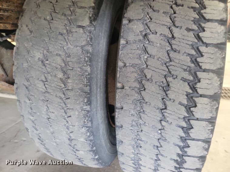 image for item IQ9805 2005 GMC C5500  utility / service truck