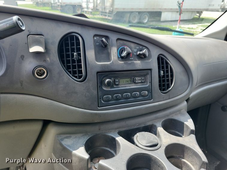 image for item IQ9815 2006 Ford E250  van