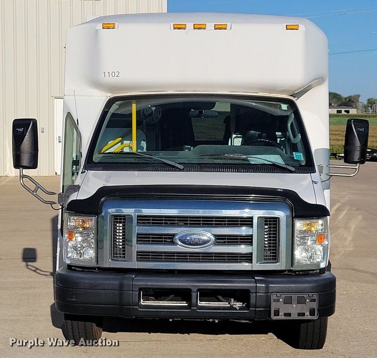 image for item IQ9868 2010 Eldorado Aerotech Ford 240  shuttle bus