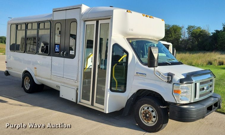 image for item IQ9868 2010 Eldorado Aerotech Ford 240  shuttle bus