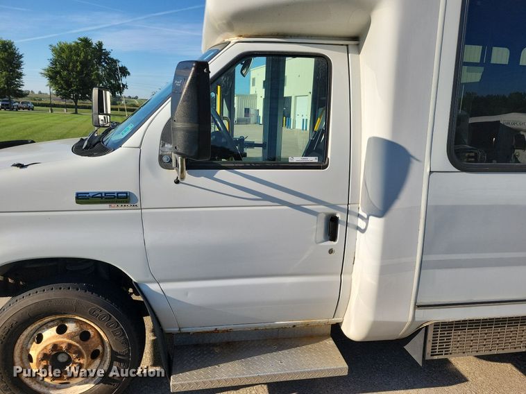 image for item IQ9868 2010 Eldorado Aerotech Ford 240  shuttle bus