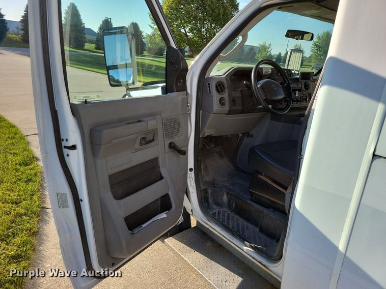 image for item IQ9868 2010 Eldorado Aerotech Ford 240  shuttle bus