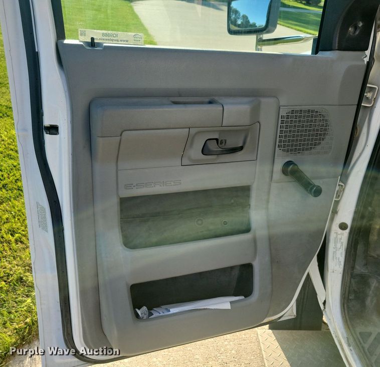 image for item IQ9868 2010 Eldorado Aerotech Ford 240  shuttle bus