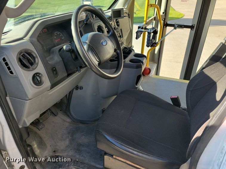 image for item IQ9868 2010 Eldorado Aerotech Ford 240  shuttle bus