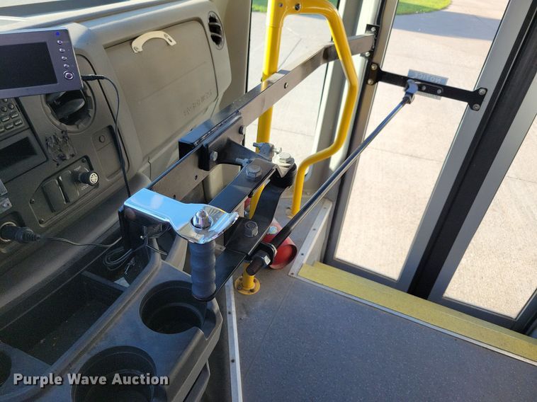 image for item IQ9868 2010 Eldorado Aerotech Ford 240  shuttle bus