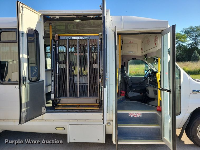 image for item IQ9868 2010 Eldorado Aerotech Ford 240  shuttle bus