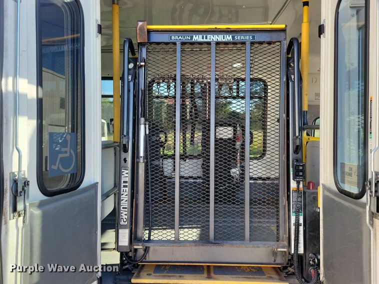 image for item IQ9868 2010 Eldorado Aerotech Ford 240  shuttle bus