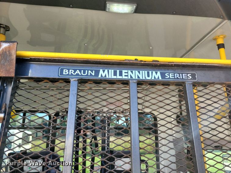 image for item IQ9868 2010 Eldorado Aerotech Ford 240  shuttle bus