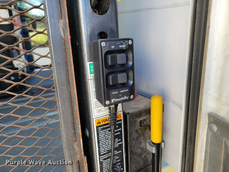 image for item IQ9868 2010 Eldorado Aerotech Ford 240  shuttle bus