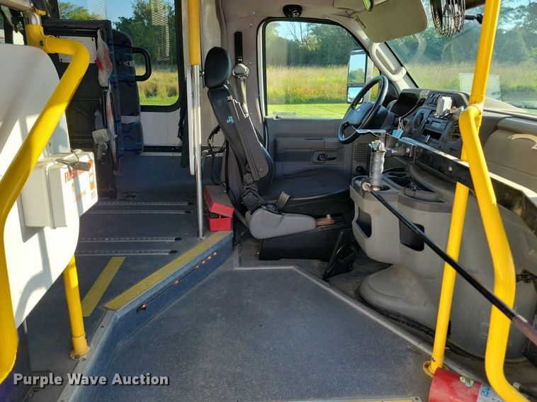 image for item IQ9868 2010 Eldorado Aerotech Ford 240  shuttle bus