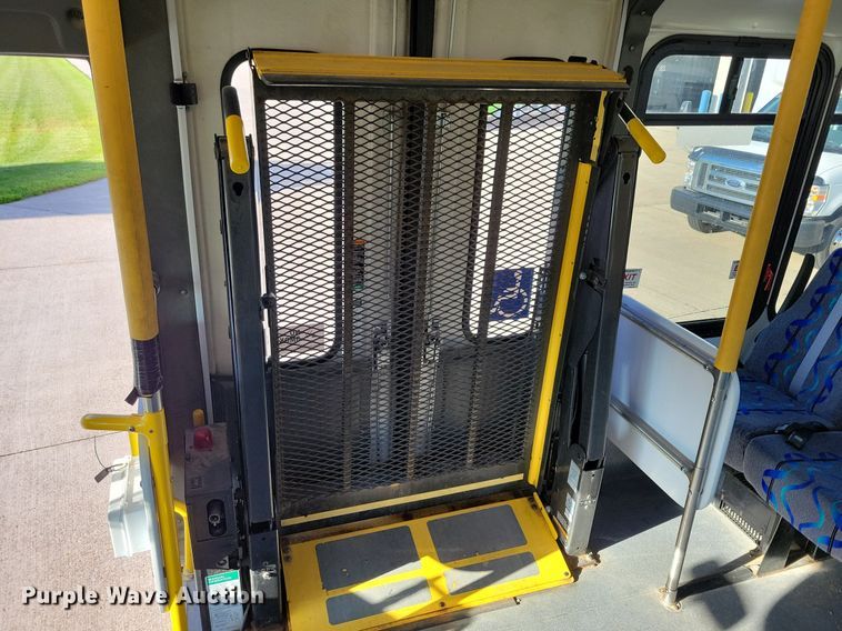 image for item IQ9868 2010 Eldorado Aerotech Ford 240  shuttle bus