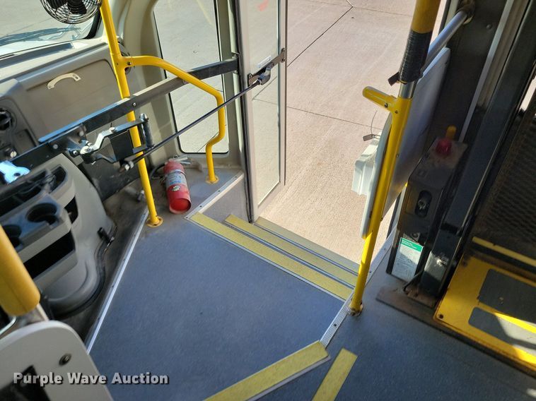 image for item IQ9868 2010 Eldorado Aerotech Ford 240  shuttle bus