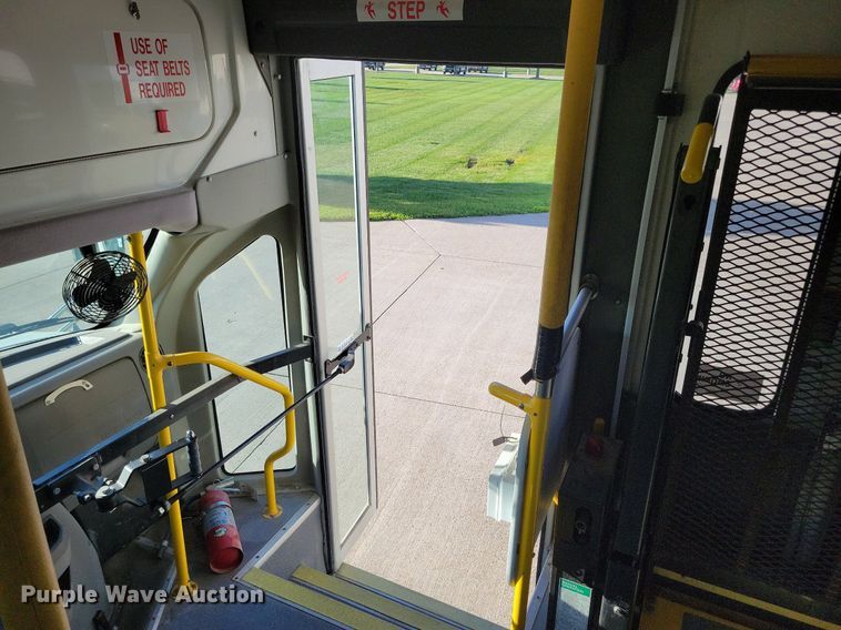 image for item IQ9868 2010 Eldorado Aerotech Ford 240  shuttle bus