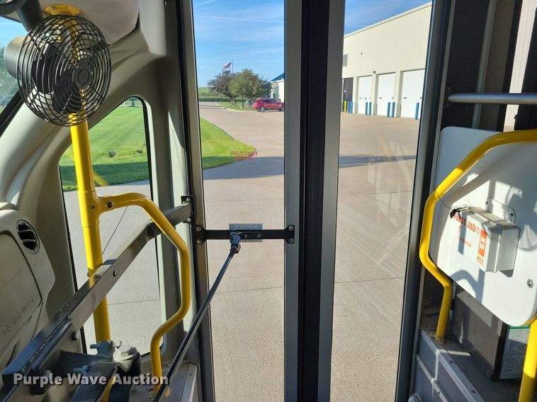 image for item IQ9868 2010 Eldorado Aerotech Ford 240  shuttle bus