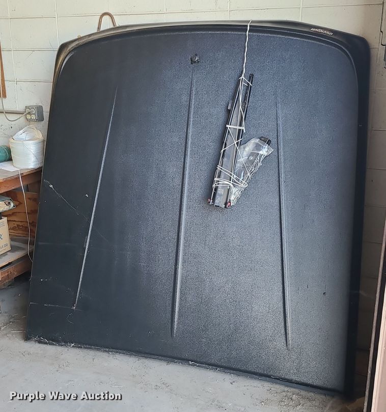 image for item IU9256 Undercover  pickup bed cover