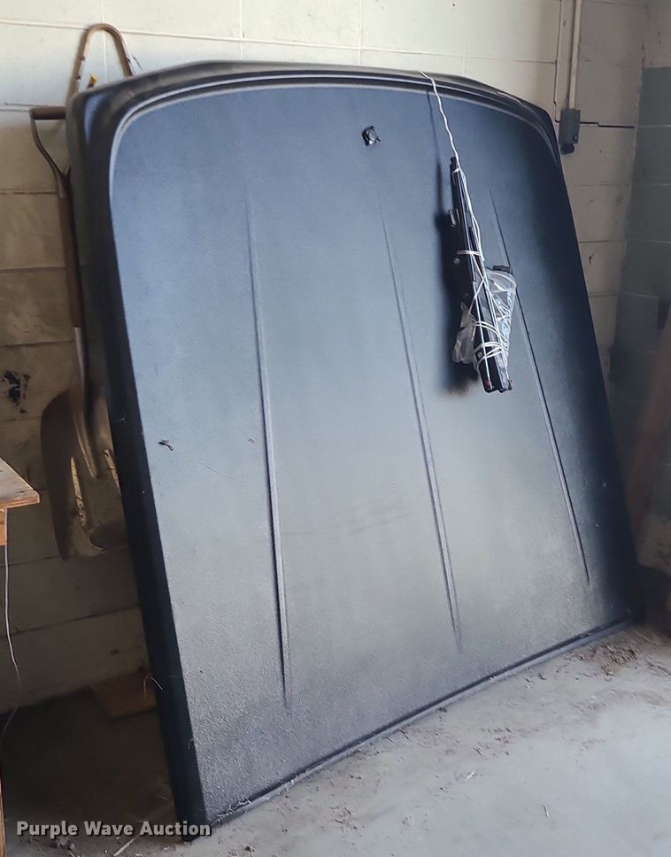 image for item IU9256 Undercover  pickup bed cover