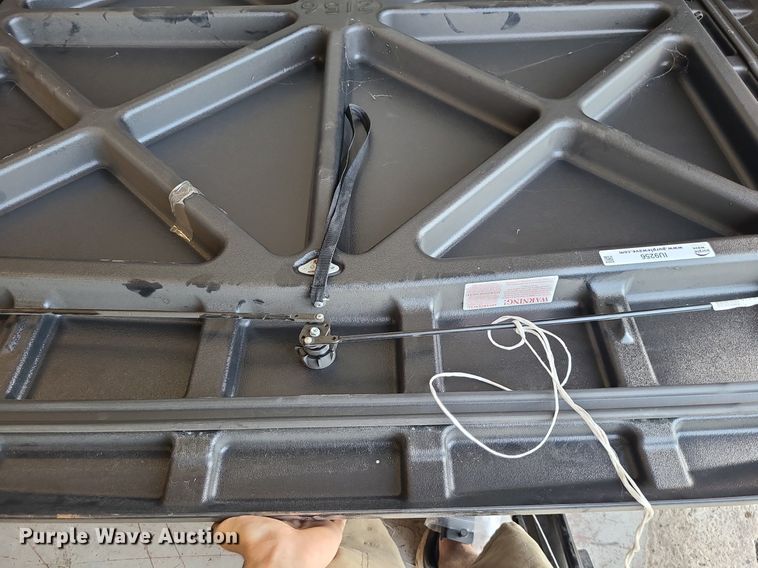 image for item IU9256 Undercover  pickup bed cover