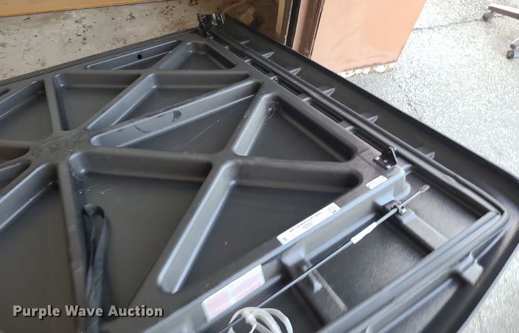 image for item IU9256 Undercover  pickup bed cover