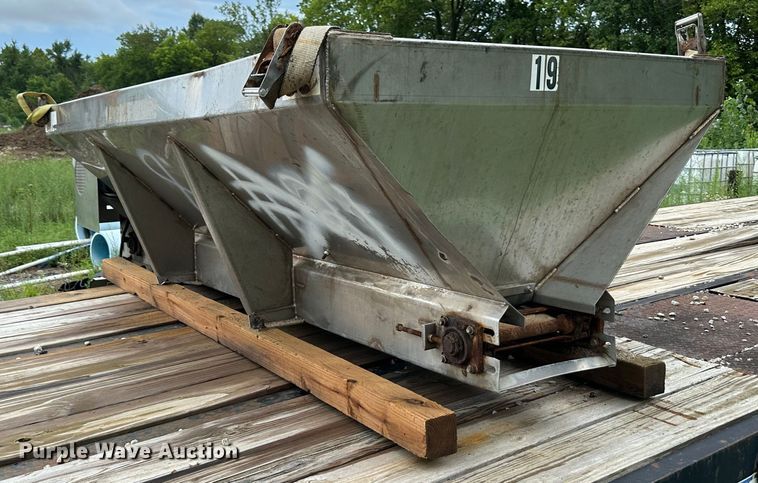 image for item JD9022 Monroe  spreader