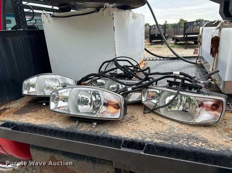 image for item JX9022 2006 Ford  F350 Super Duty  flatbed pickup truck