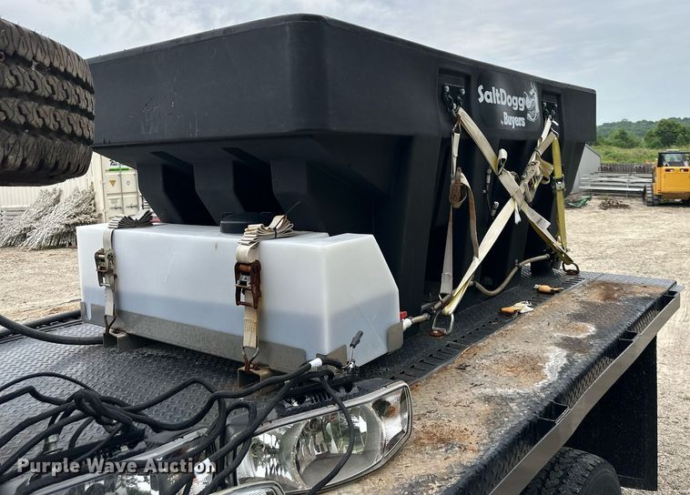 image for item JX9022 2006 Ford  F350 Super Duty  flatbed pickup truck