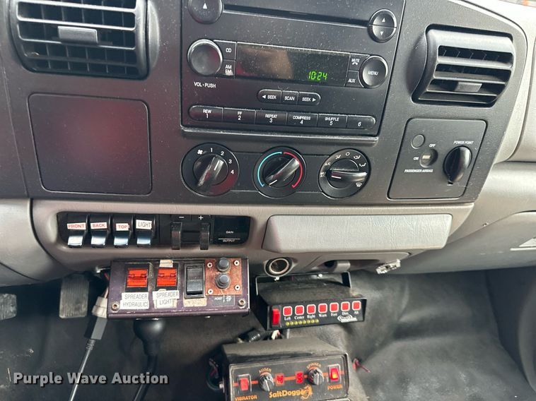 image for item JX9022 2006 Ford  F350 Super Duty  flatbed pickup truck