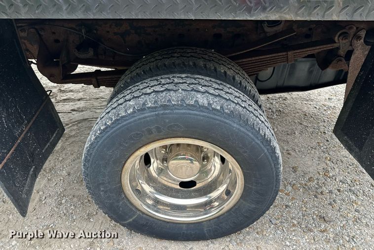 image for item JX9022 2006 Ford  F350 Super Duty  flatbed pickup truck