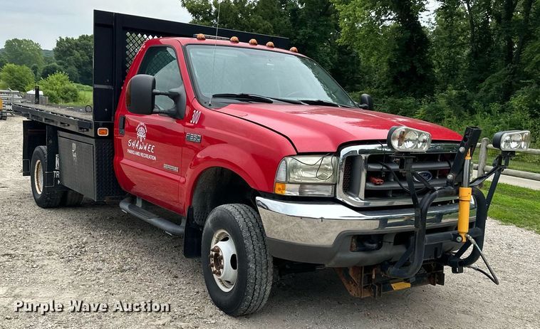 image for item JX9026 2004 Ford  F350 Super Duty  flatbed pickup truck