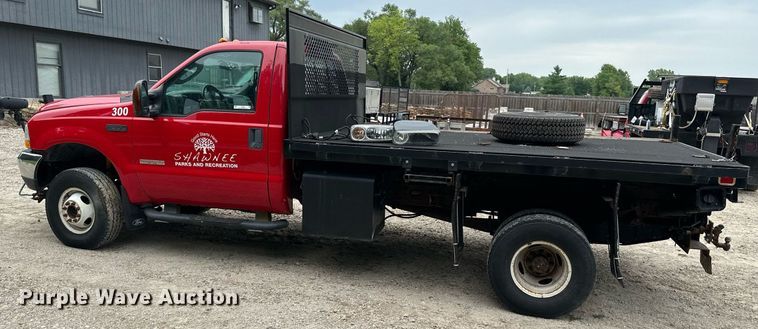 image for item JX9026 2004 Ford  F350 Super Duty  flatbed pickup truck