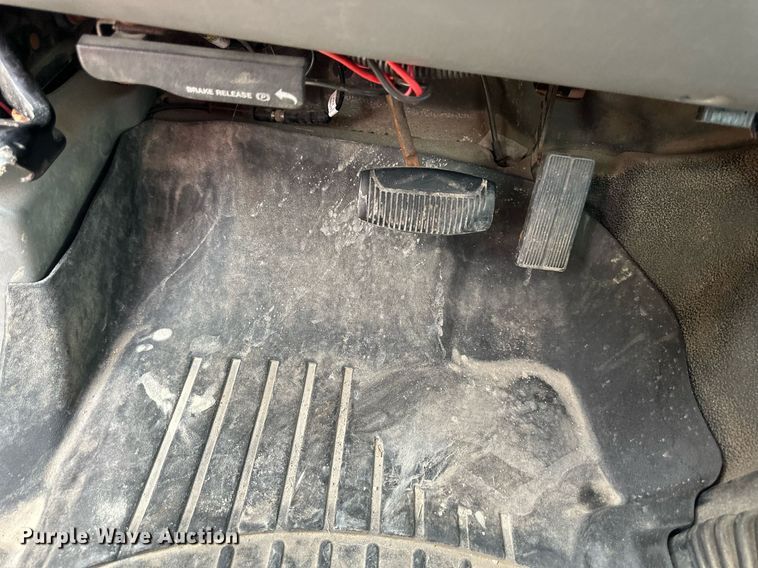 image for item JX9026 2004 Ford  F350 Super Duty  flatbed pickup truck