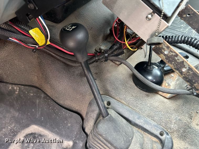 image for item JX9026 2004 Ford  F350 Super Duty  flatbed pickup truck