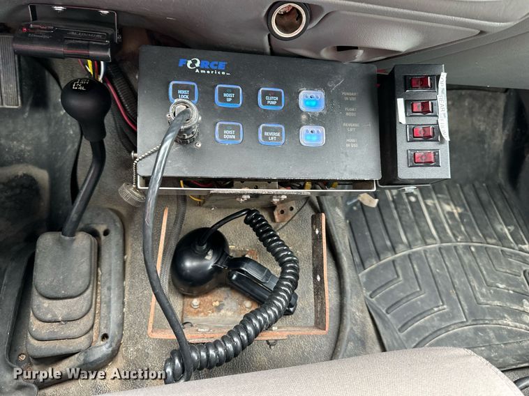 image for item JX9026 2004 Ford  F350 Super Duty  flatbed pickup truck