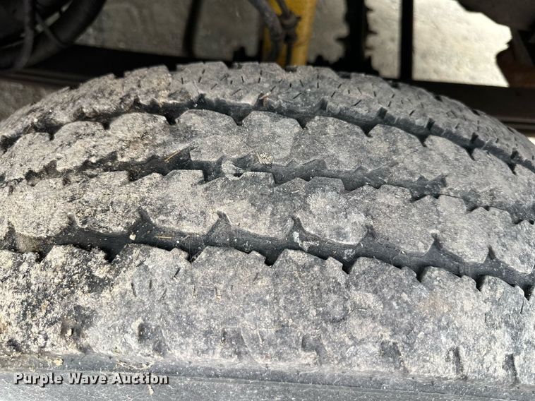 image for item JX9026 2004 Ford  F350 Super Duty  flatbed pickup truck