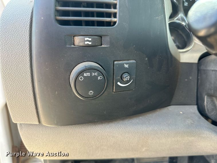 image for item KM9835 2007 Chevrolet Silverado 2500HD  pickup truck