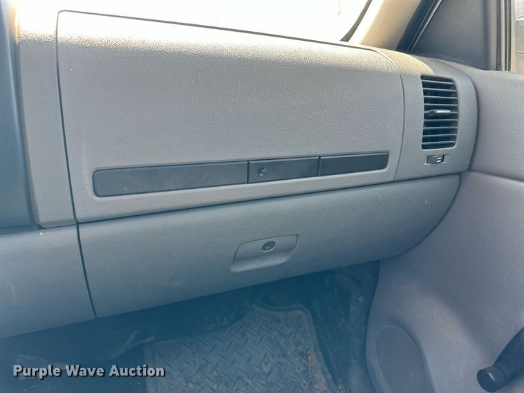 image for item KM9835 2007 Chevrolet Silverado 2500HD  pickup truck