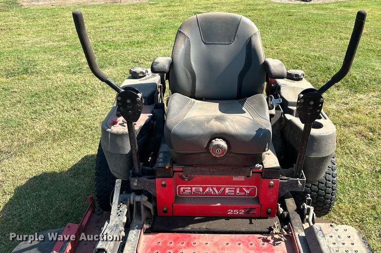 image for item LE9699 Gravely 252Z  ZTR lawn mower