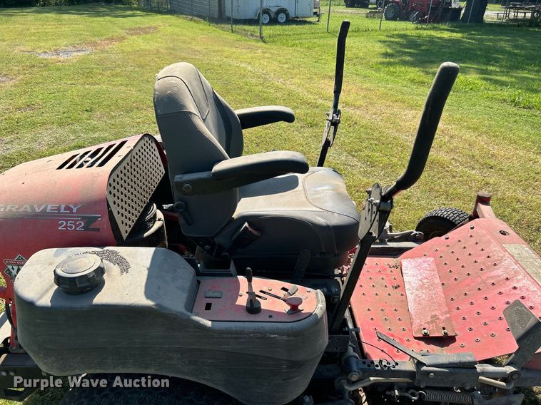 image for item LE9699 Gravely 252Z  ZTR lawn mower