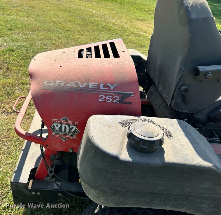 image for item LE9699 Gravely 252Z  ZTR lawn mower